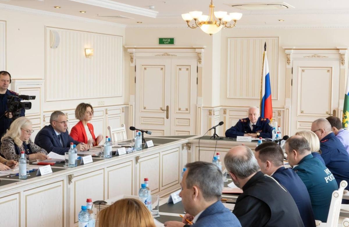 Мария Бутина (слева, в красном) и глава СК Александр Бастрыкин на заседании по теме помощи детям, пострадавшим в ЧС. Фото: Следственный Комитет РФ