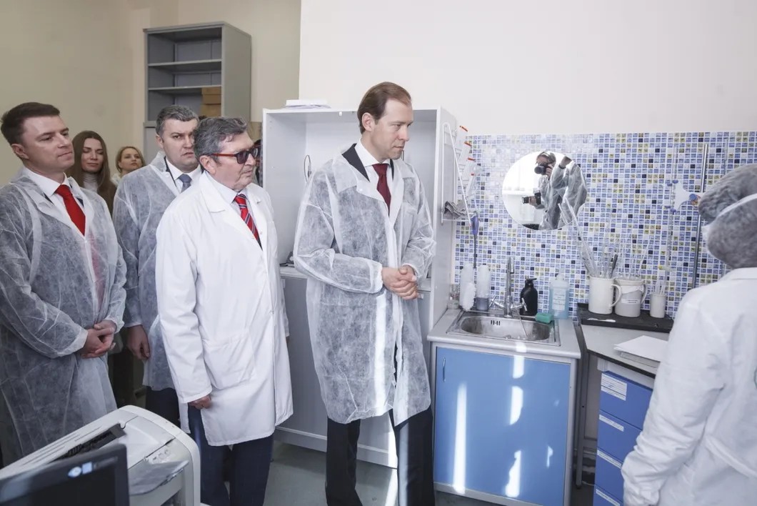 Глава Минпромторга Денис Мантуров во время осмотра медоборудования. Фото: РИА Новости