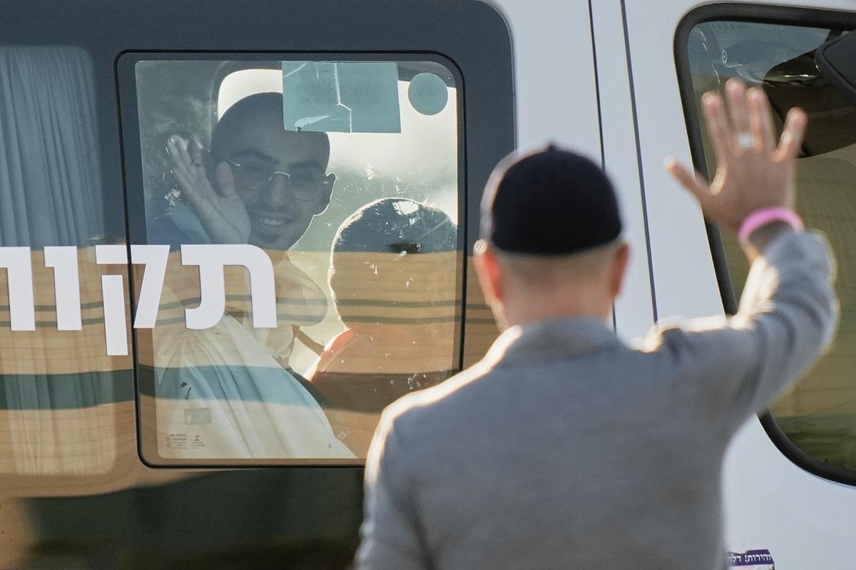 ХАМАС освободил 20 живых израильских заложников в рамках соглашения о прекращении огня в секторе Газа. Фото: AP / TASS