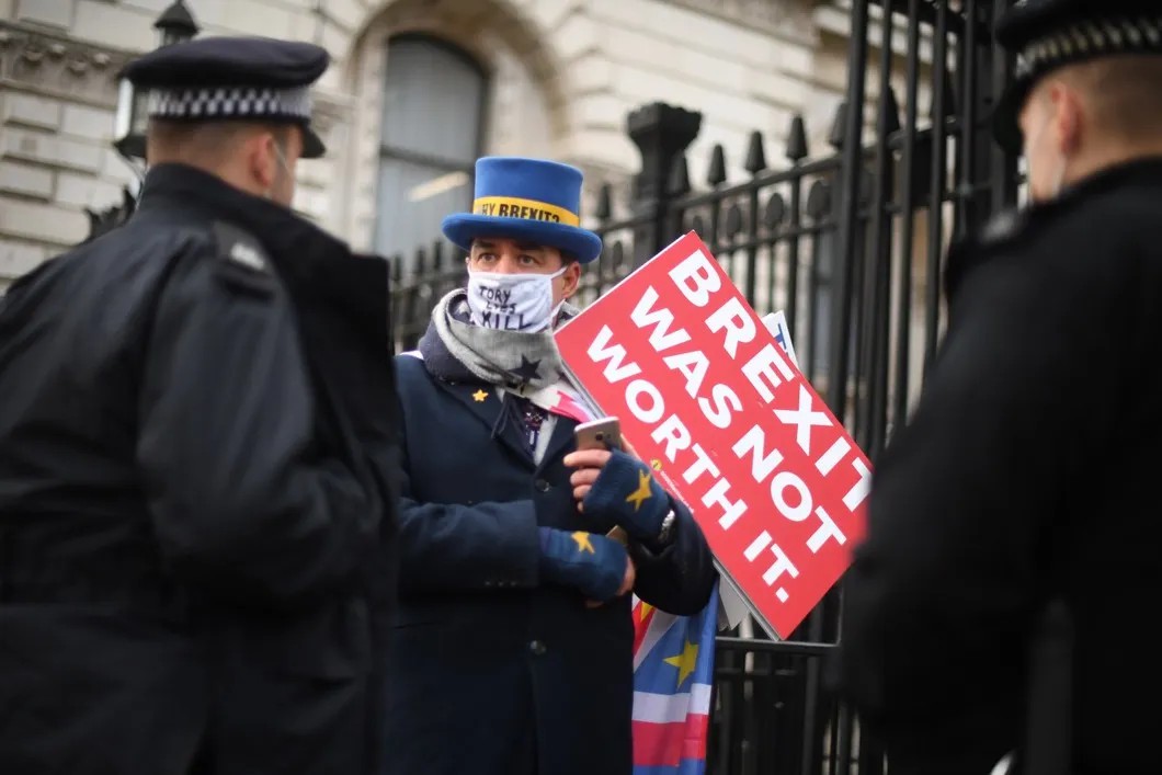 Лондонские полицейские общаются с протестующим против Брексита, 24 декабря. Фото: PA Images / Getty Images