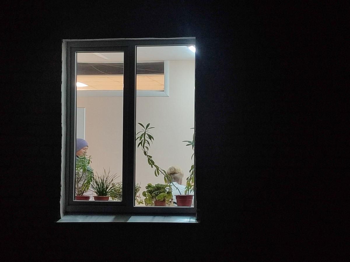 Раннее утро в Майнской районной больнице. Кабинет Лиливанны с улицы. Фото автора