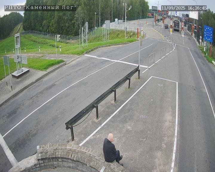 Человек, похожий на политического заключенного Николая Статкевича, на нейтральной полосе у белорусской границы после попытки принудительной депортации. Кадр с камер наблюдения