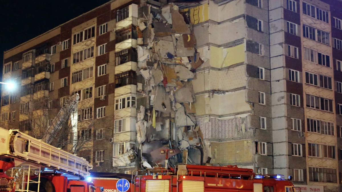 В Ижевске частично обрушился девятиэтажный жилой дом. Как минимум семь человек погибли