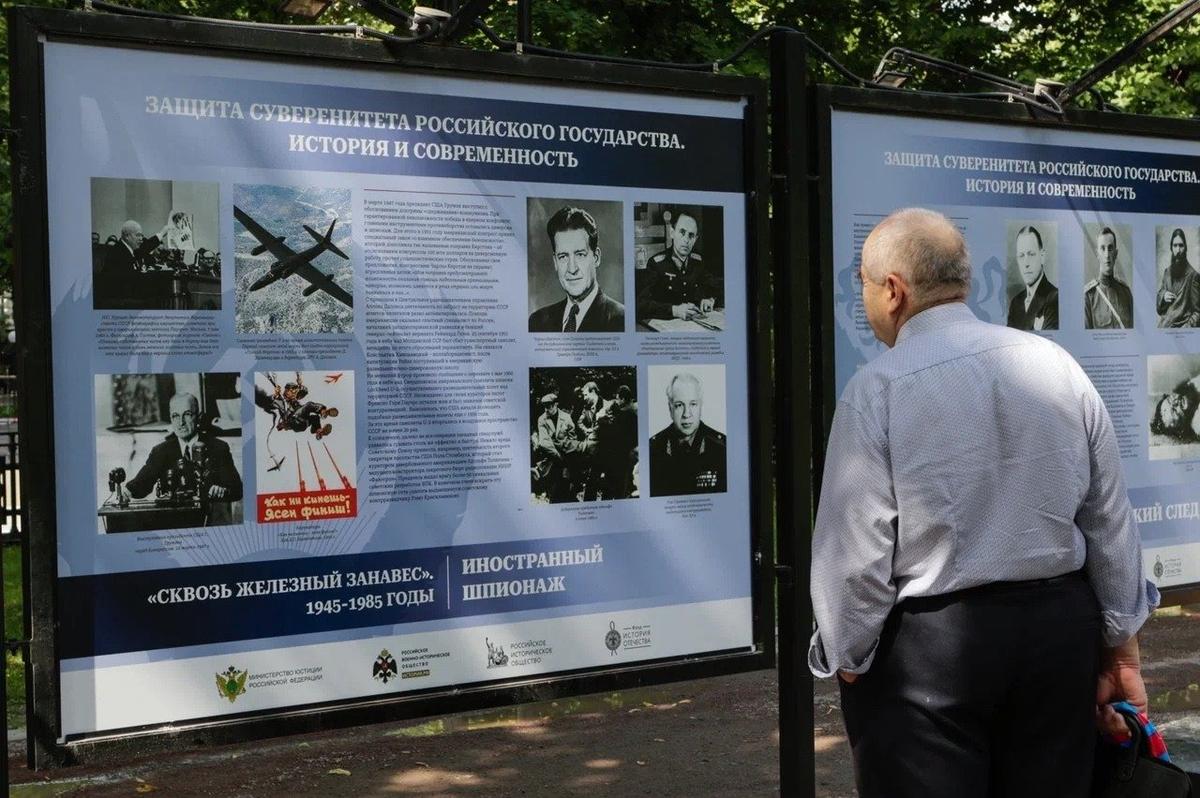 Выставка «Защита суверенитета Российского государства. История и современность» на бульварах Москвы, 2025 год. Фото: Минюст России