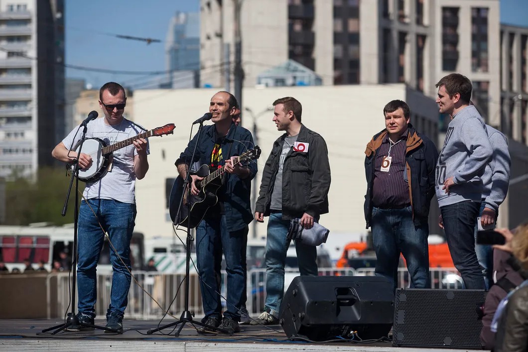 Группа «Аркадий Коц» исполняет свою песню «Стены» в сопровождении освобожденных узников Болотной. Фото: Влад Докшин / «Новая газета»