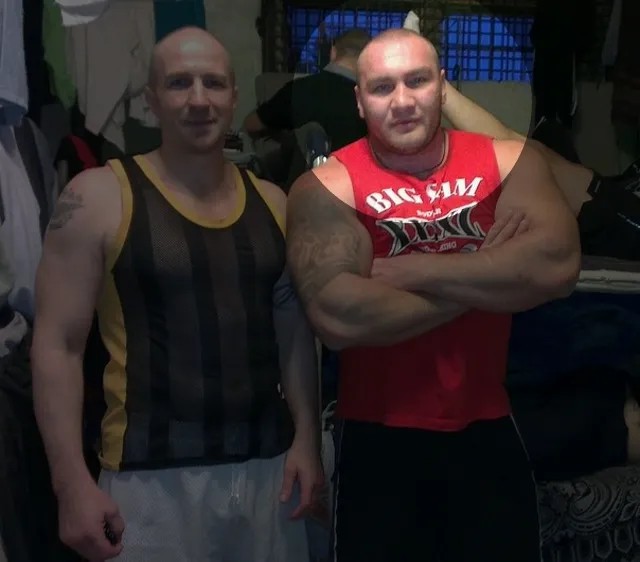 Сергей Щипанцев справа. Фото из СИЗО, вывешенное в личных соцсетях, а позже удаленное Малышом