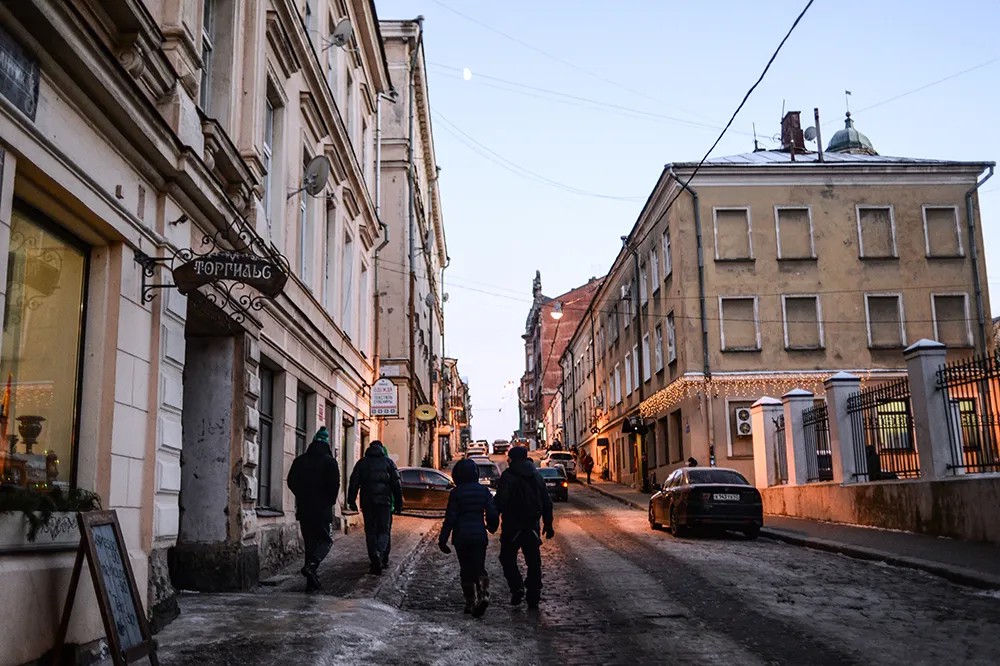 Прохожие на одной из улиц Выборга. Фото: Константин Чалабов / РИА Новости