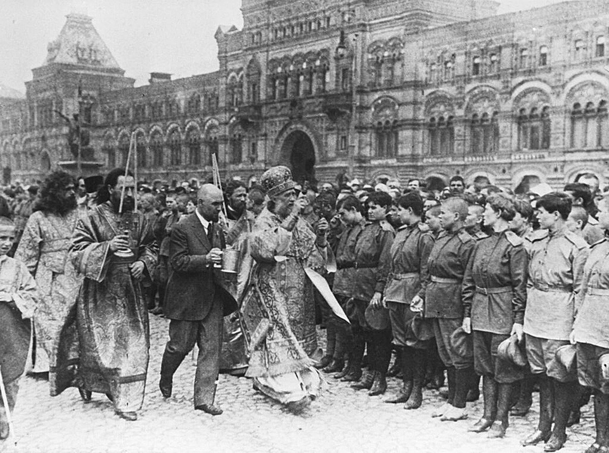 Тихон как московский митрополит благословляет 2-й Московский женский батальон смерти перед отправкой на фронт. Москва, Красная площадь, 1917 год. Фото: журнал «Искра» / Википедия