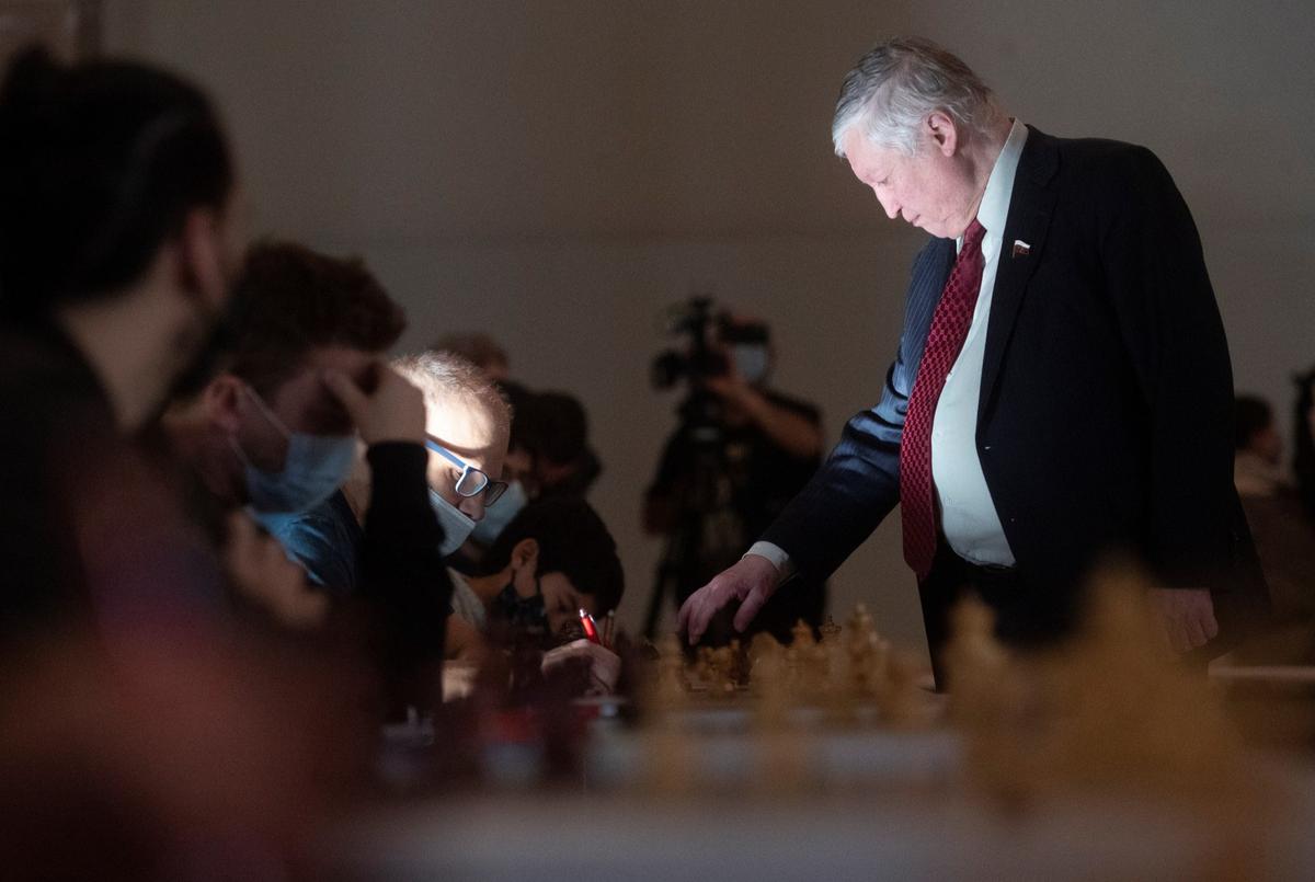Анатолий Карпов принимает участие в шахматной партии в рамках Открытого шахматного турнира в Испании, 7 декабря 2021 года. Фото: EPA-EFE