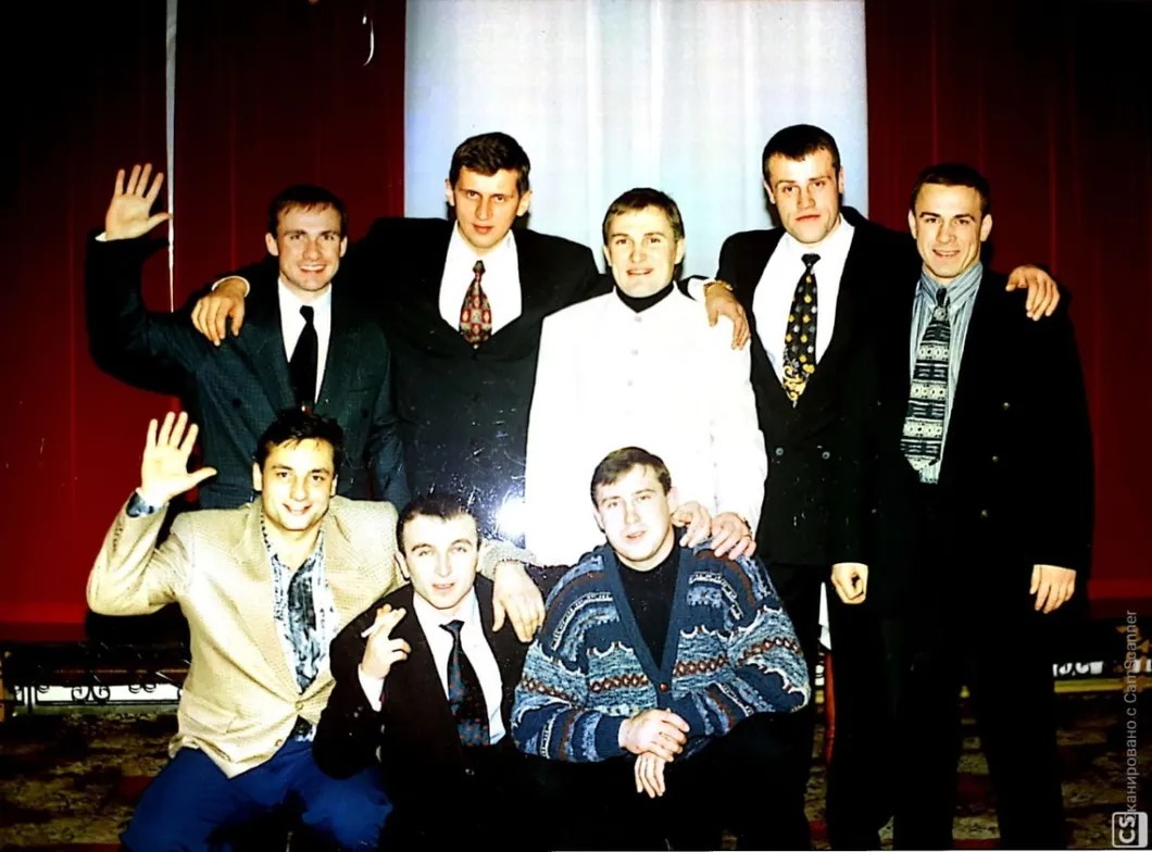 Быковские. 90-е. Алексеев — второй слева во втором ряду. Из архива МВД