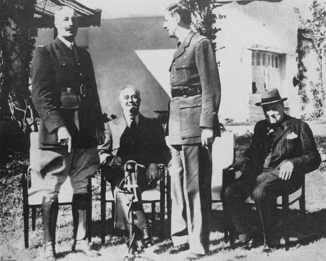 Генерал Жиро, Франклин Д. Рузвельт, генерал де Голль и Уинстон Черчилль на конференции в Касабланке. Один из нескольких вариантов парадной фотографии. Фото: akg-images / EAST NEWS