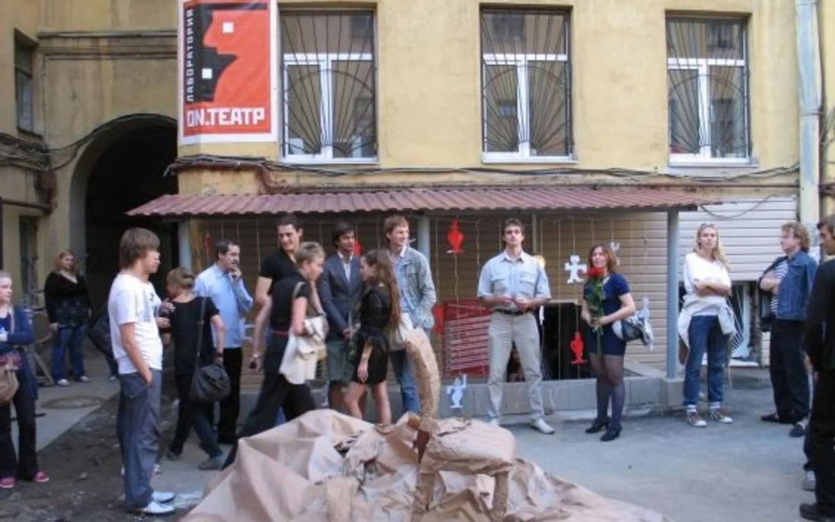 Театр горит