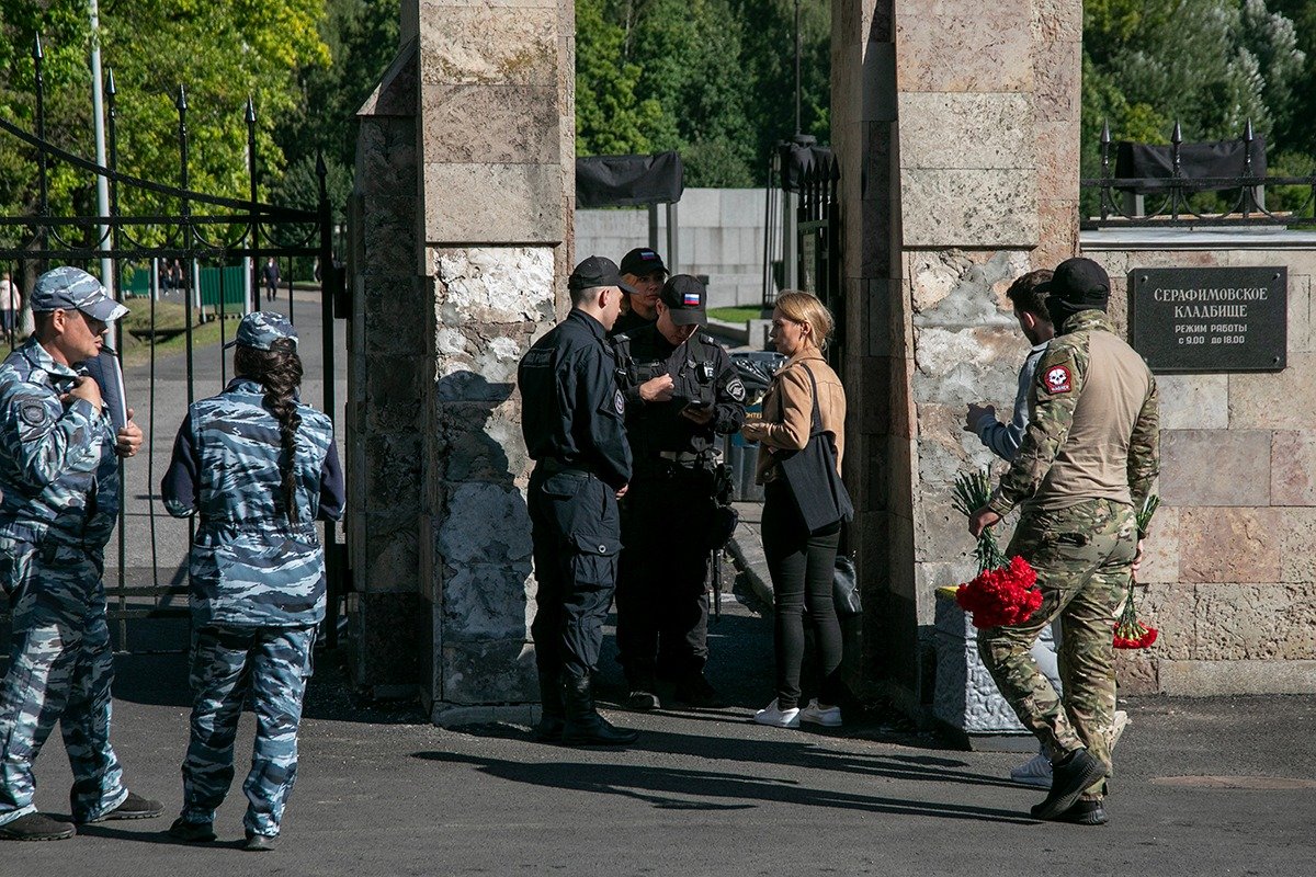 Досмотр на входе на Серафимовское кладбище. Фото: Алексей Душутин / «Новая газета»