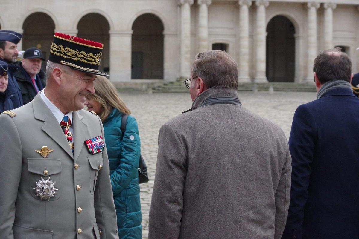 Генерал Тьерри Бюркар рядом с главами минобороны Германии и Франции (стоят спиной) перед церемонией подписания договора о создании европейского «танка будущего» к 2035 году. Париж. 23.01.2025. Фото: Юрий Сафронов / «Новая газета»