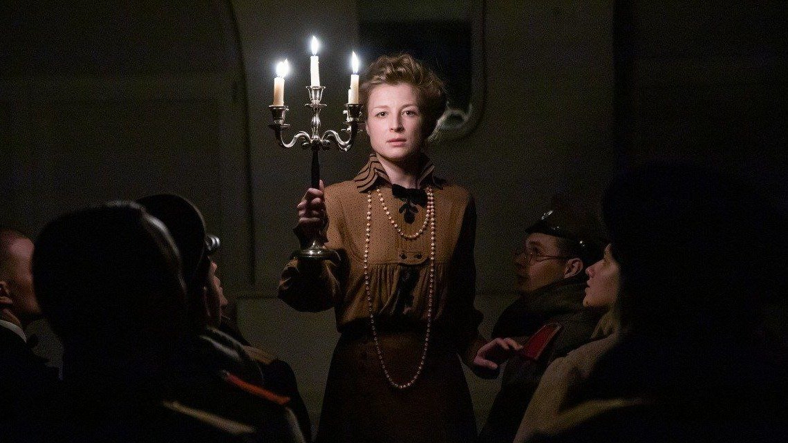 Срывание всех и всяческих кремовых занавесок