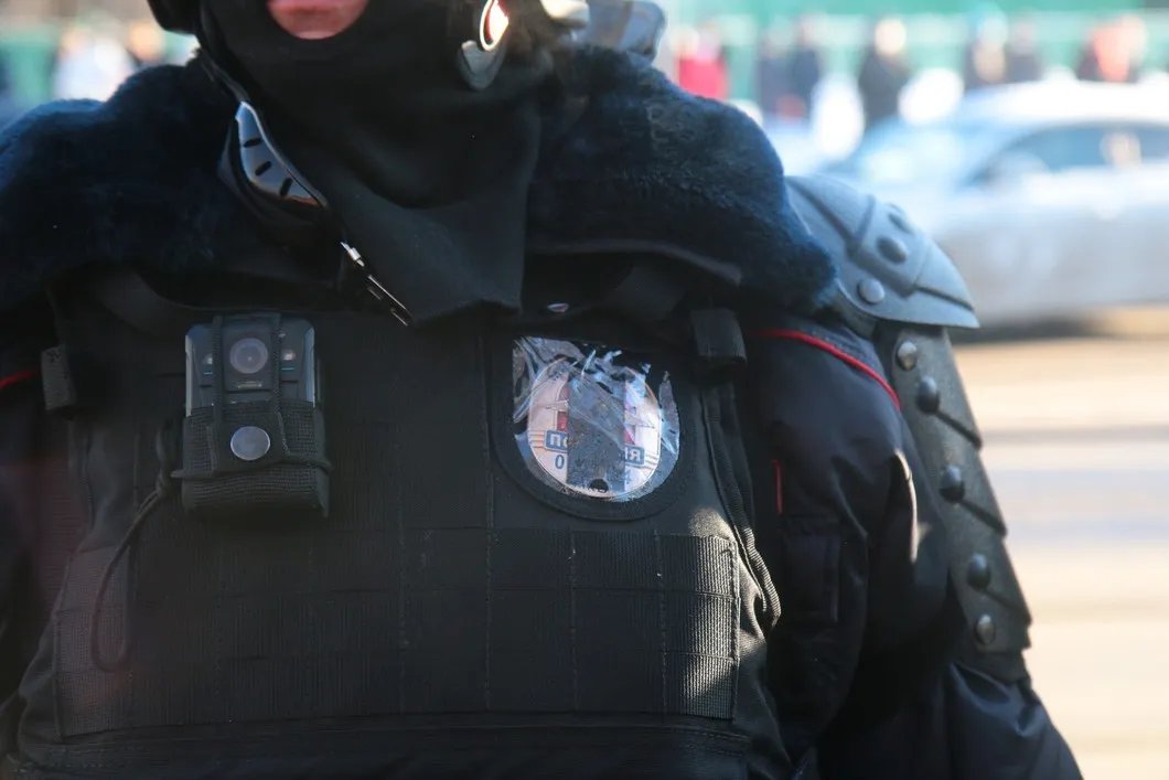 Жетон полицейского заклеен лентой. Фото: Светлана Виданова / «Новая»