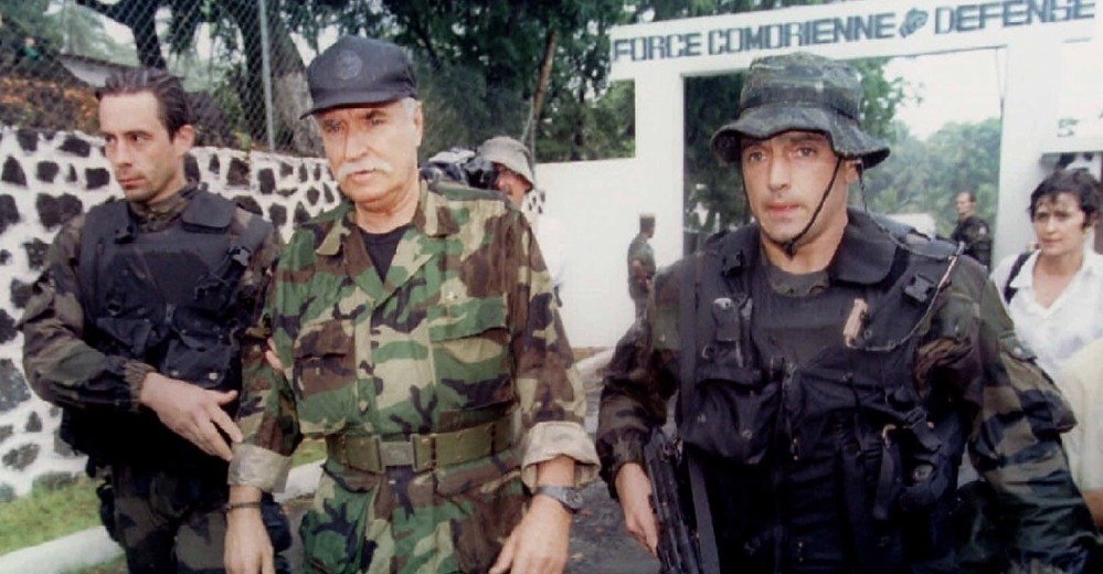 1995 год. Боб Денар (в центре) задержан французскими военными при попытке государственного переворота на Коморских островах. Фото: Википедия