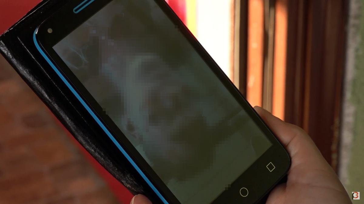Посмертное фото Ивана в телефоне матери. Кадр из видео «Русский запад»