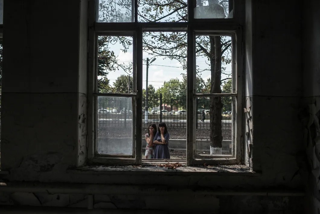У разрушенной Первой школы. Фото: Алина Десятниченко, специально для «Новой»