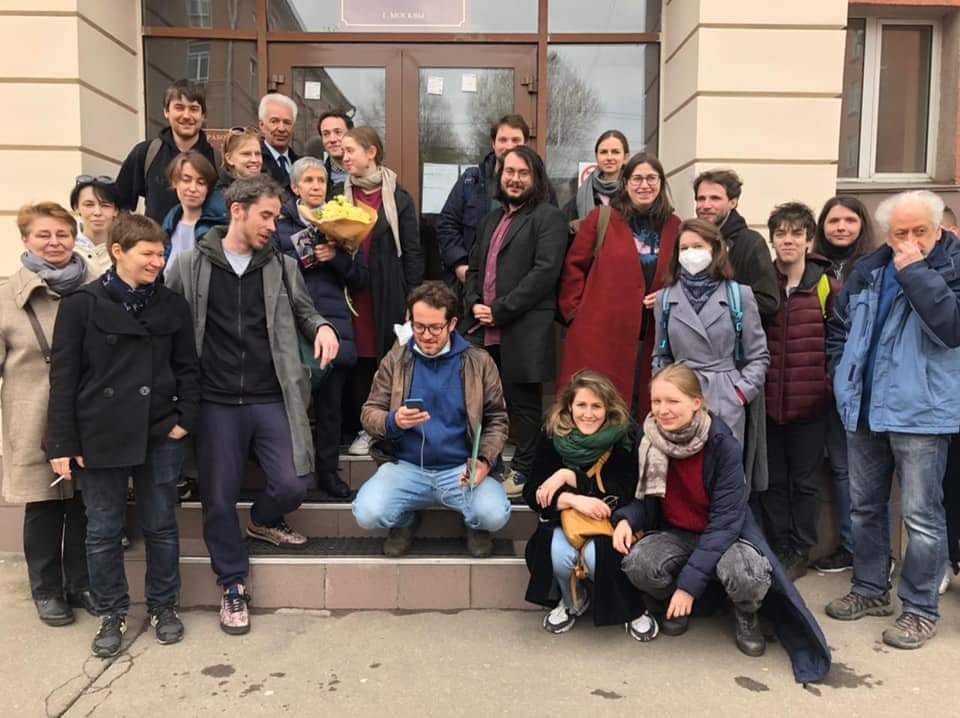 Борзенко с цветами после суда в окружении детей и учеников. Фото: фейсбук Михаила Бирюкова