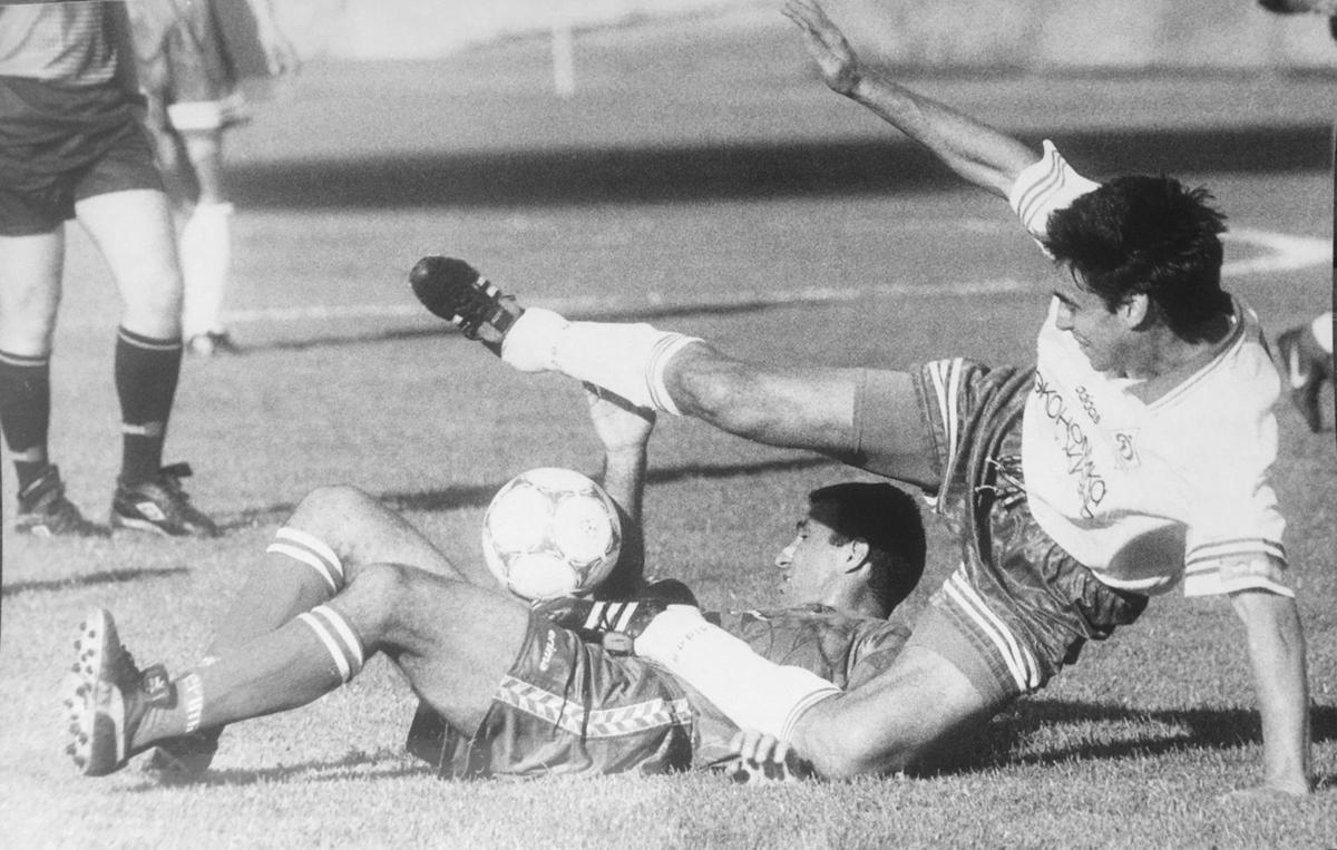 «Сначала он держал его за ногу, потом ему не понравилось так держать, и он схватил его за бутсу…» Фото: Евгений Успенский