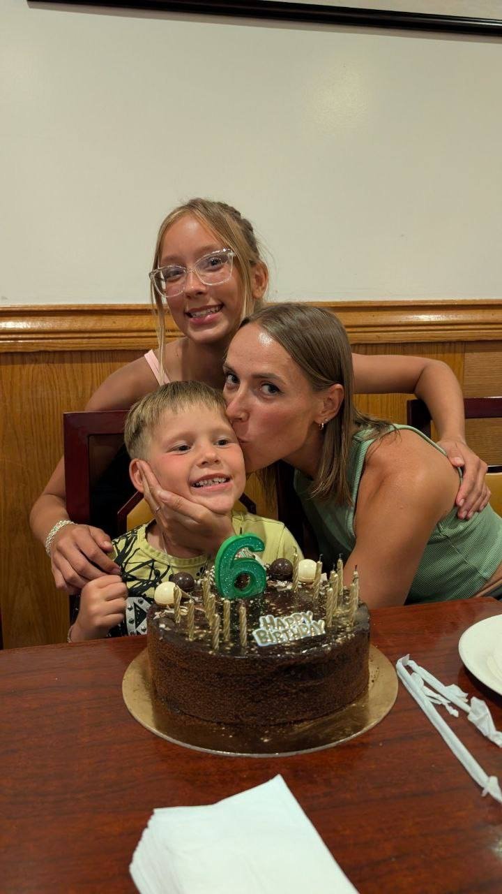 Елена Афанасьева, жена Михаила, с их младшими детьми, 2025 год. Фото из семейного архива