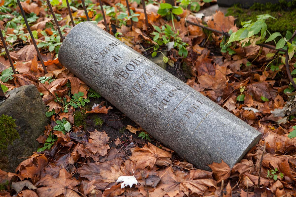 Обломок колонны с могилы Луиджи Борсари. Фото: Елена Лукьянова / «Новая газета»