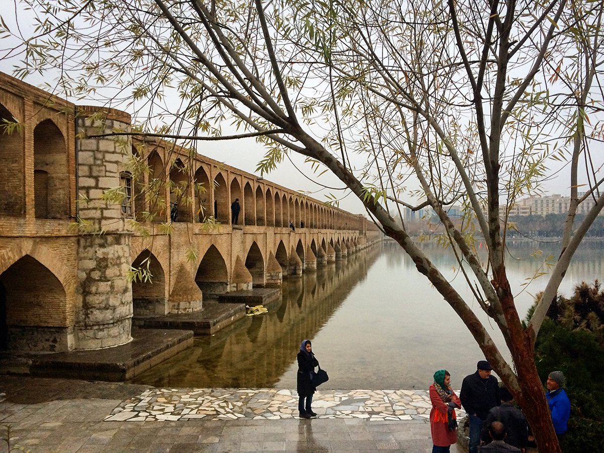Декабрь 2015 г. Исфахан. Мост Аллахверди-хана (1596 год завершения постройки) через реку Зайендеруд. Фото: 13ehnam / wikimedia
