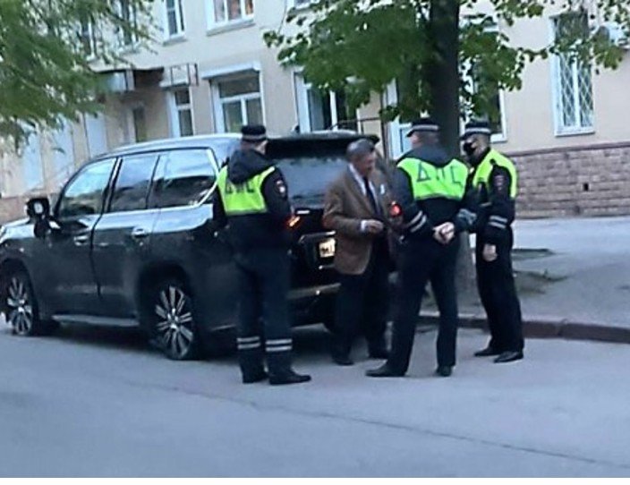 Кадр задержания Королева сотрудниками ДПС. Скриншот видео: gorod48.ru