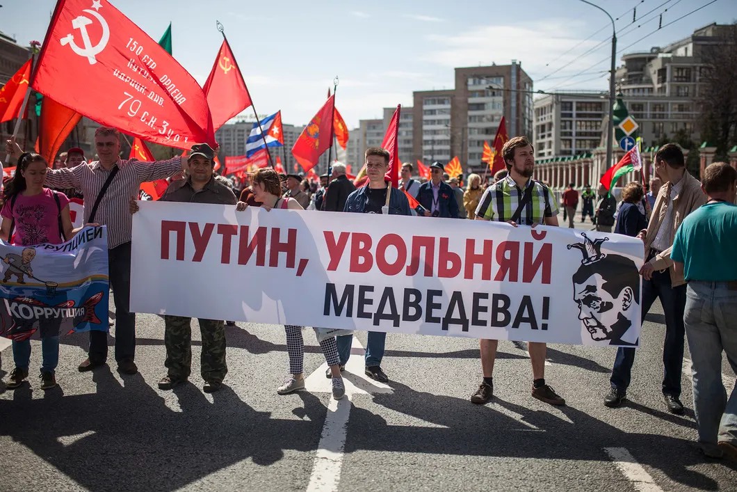 Участники первомайского шествия коммунистов на Большой Якиманке. Фото: Влад Докшин / «Новая газета»