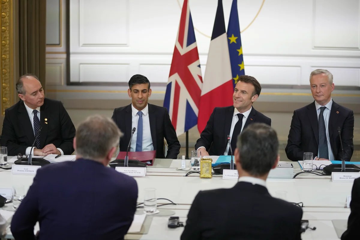 Министр экономики Франции Брюно Ле Мэр, президент Франции Эмманюэль Макрон и премьер-министр Великобритании Риши Сунак (справа налево) на франко-британском саммите в Париже. Фото: AP / TASS