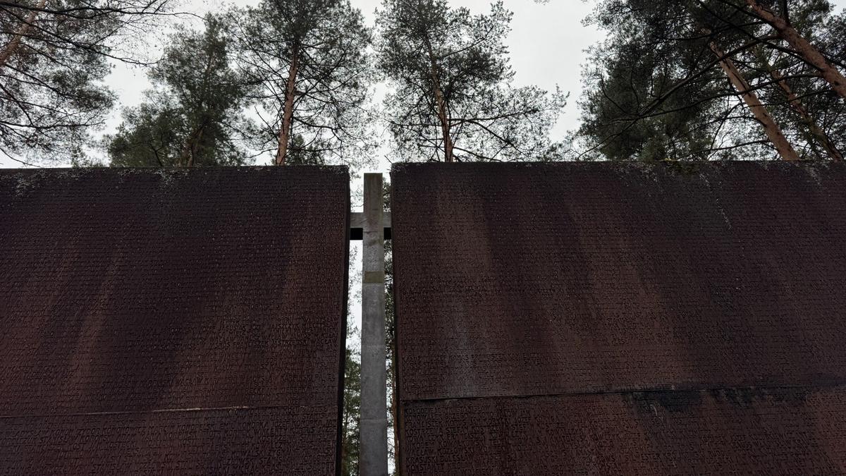 Памятники убийцам на могилах жертв
