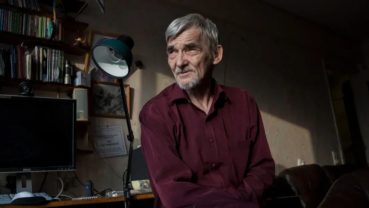 Юрий Дмитриев дома между двумя судами. Фото: Анна Арьемьева / «Новая газета»