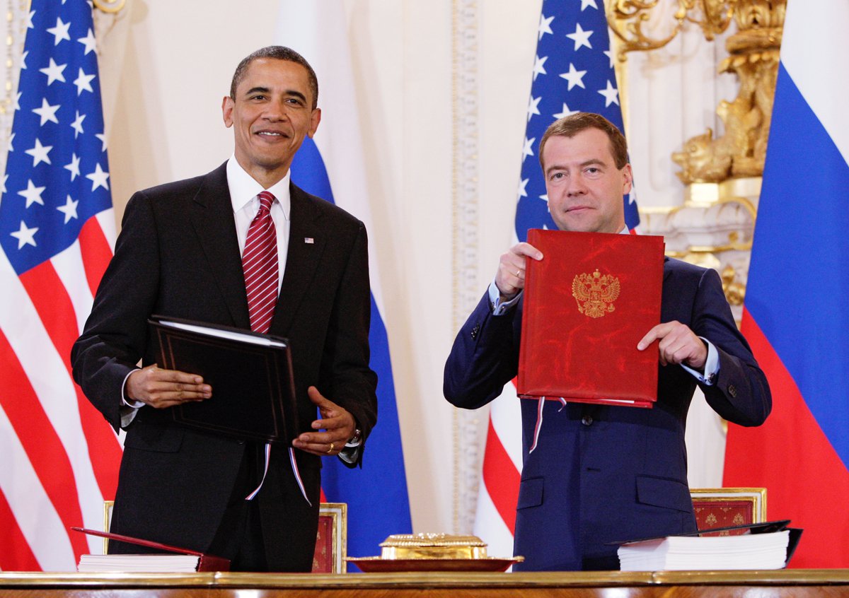 Прага. 8 апреля 2010 года. Президент США Барак Обама и президент России Дмитрий Медведев во время подписания договора по СНВ. Фото:   ITAR-TASS