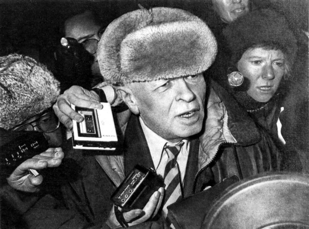 Андрей Сахаров в день возвращения из ссылки на Ярославском вокзале в Москве, 1986 год. Фото: Юрий Рост