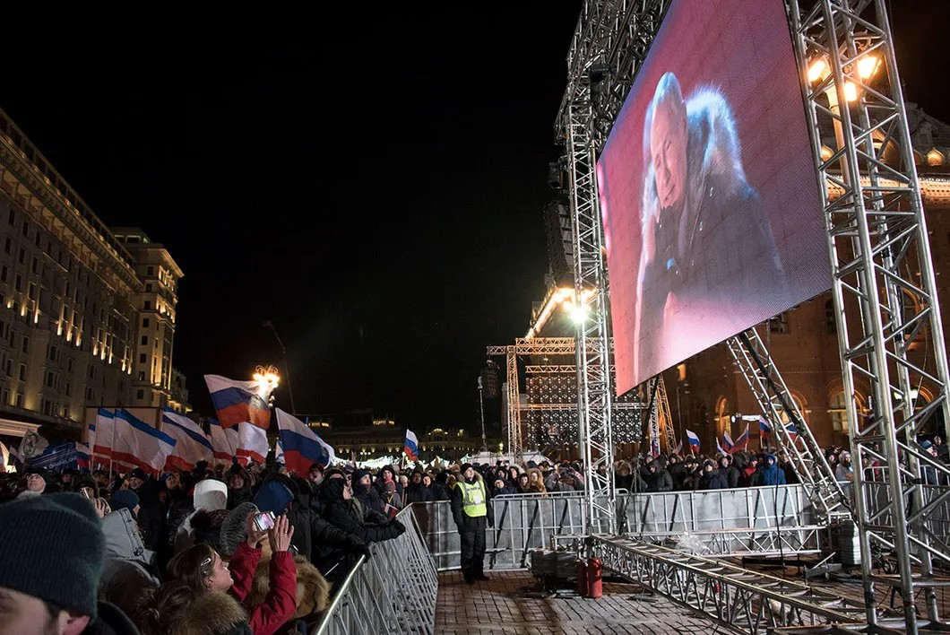 Речь Путина, в которой он уже говорит о существующих результатах и явной победе. Фото: Виктория Одиссонова / «Новая газета»