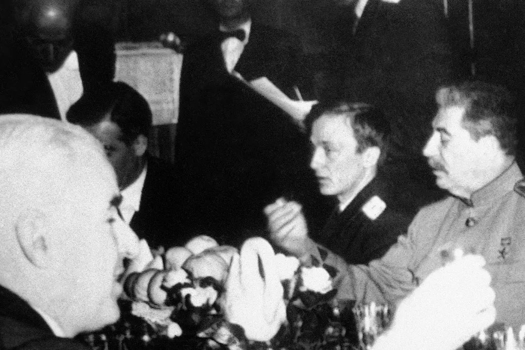 Иосиф Сталин на торжественном обеде с дипломатами, 3 марта 1945 года, Ялта. Фото: AP / ТАСС