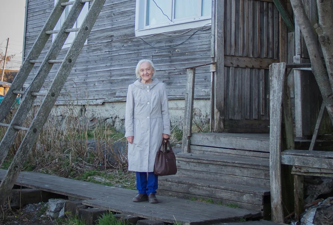 Светлана Пасюкова возле домав Подужемье, где жила в 1978 году. Фото из семейного архива