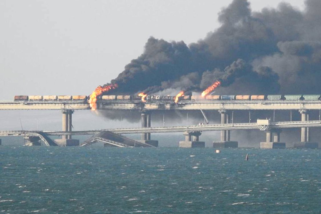 Пожар на Крымском мосту, 8 октября 2022 г. Фото: Владимир Мордунов / ТАСС