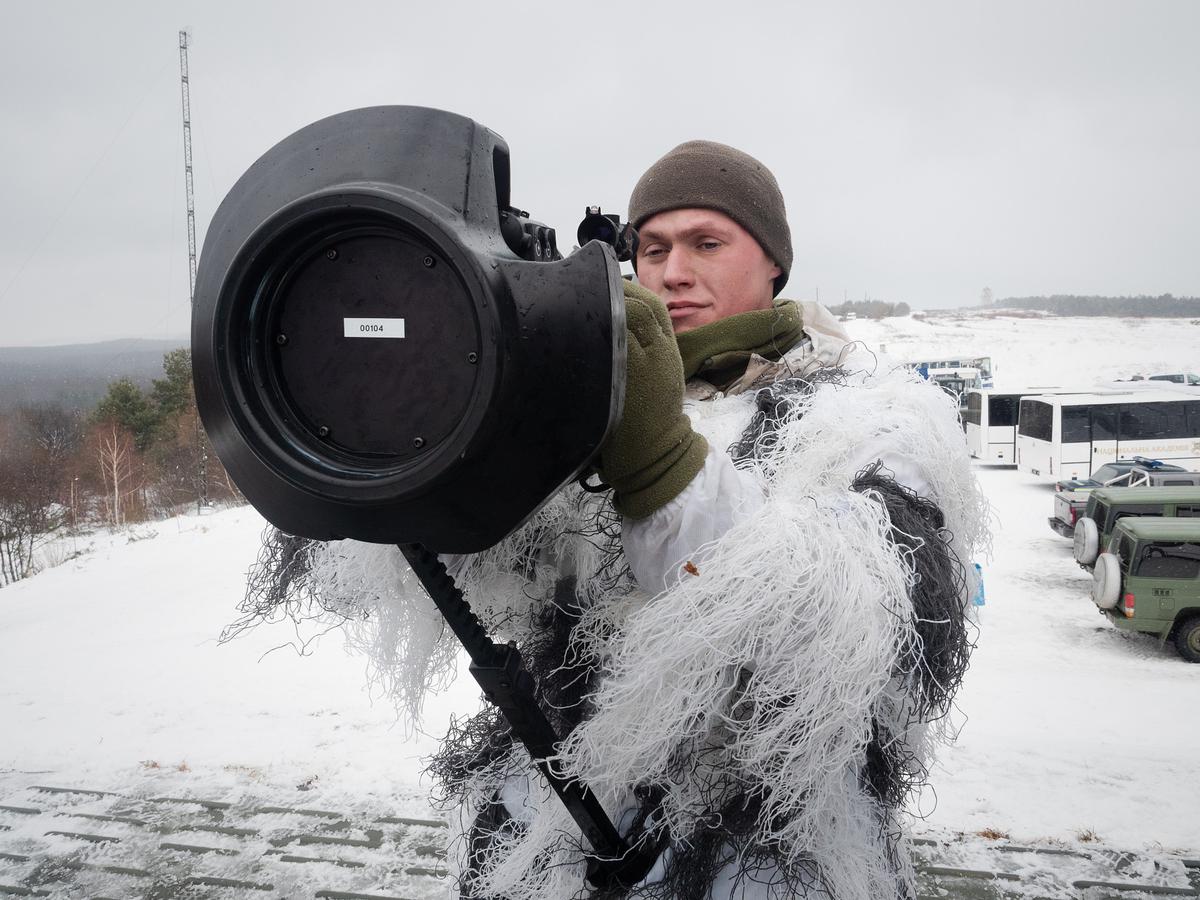 Украинский военнослужащий держит переносную противотанковую ракету NLAW, предоставленную в рамках помощи ВС Украины правительством Великобритании. Фото: Gaelle Girbes / Getty Images