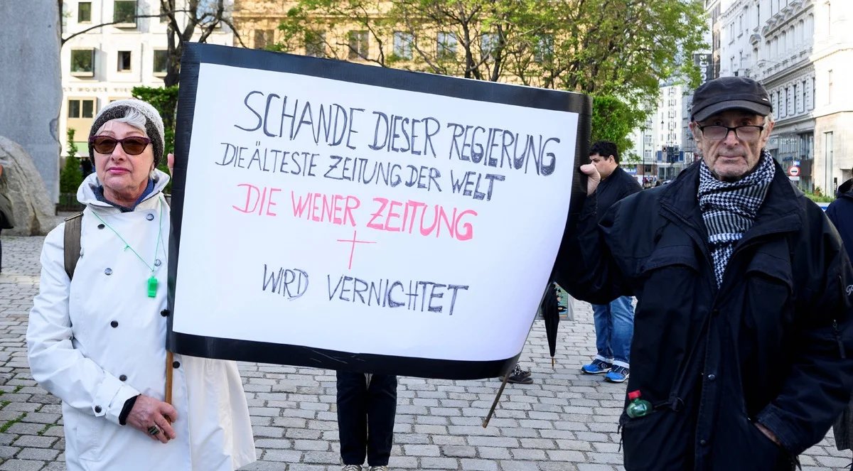 Демонстрация против закрытия газеты. На плакате: «Позор этому правительству. Старейшая газета мира Die Wiener Zeitung уничтожается». Фото: IMAGO / SEPA.Media