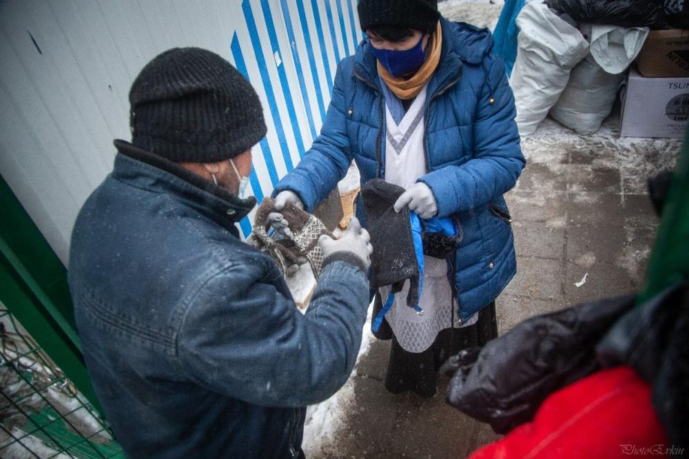 Волонтеры раздают теплые вещи. Фото предоставлено службой «Милосердие». Фотограф: Ева Панова