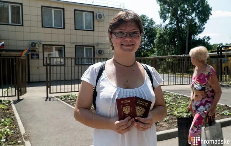 Массажистка Дарья только что получила российский паспорт. Фото: Александр Кохан / «Громадское»