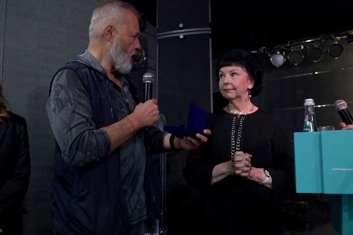 Дмитрий Муратов* вручает премию «Камертон» маме журналистки Ирины Панкратовой Ларисе Юрьевне. Фото: Светлана Виданова / «Новая газета»