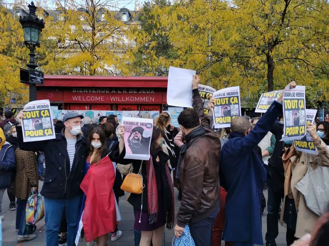 Обложки Charlie Hebdo в руках у участников акции. Фото: Юрий Сафронов / «Новая газета»
