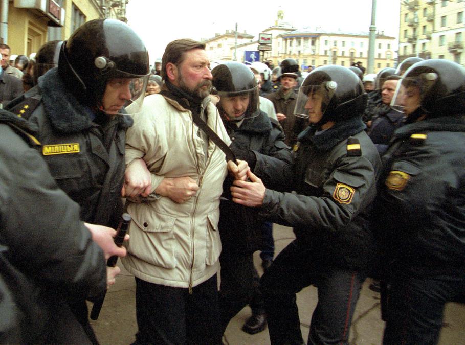 Задержания в Минске 25 марта 2002 года. Фото: Виктор Толочко / ИТАР-ТАСС