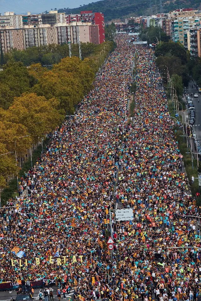 Число участников протестов в Барселоне — 17 октября достигло полумиллиона человек. Фото: EPA