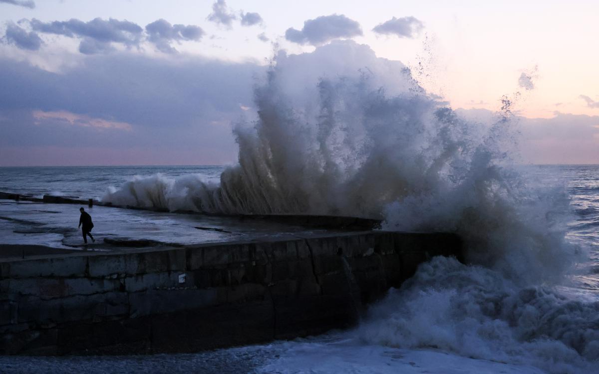 Cочи. Побережье Черного моря во время шторма. Фото: Дмитрий Феоктистов / ТАСС