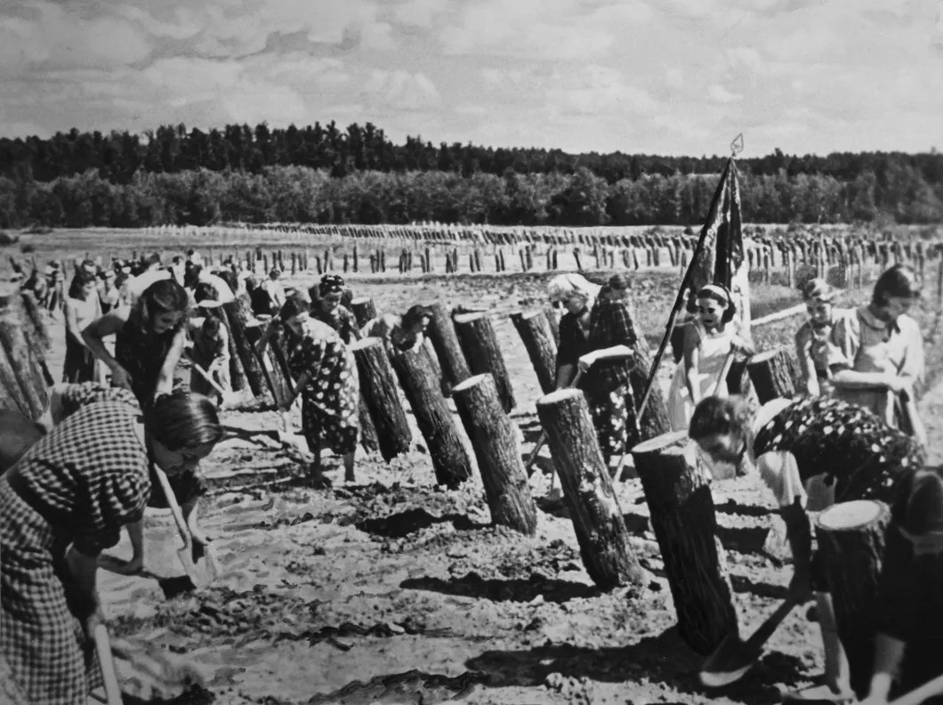 Июнь 1941 г. Женщины копают противотанковый ров в Подмосковье. Фотохроника ТАСС