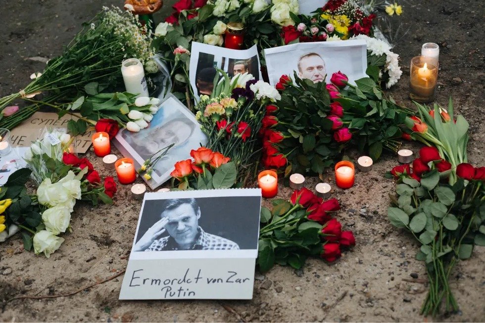 Сихийный мемориал в память об Алексее Навальном. Фото: schon.berlin
